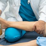 החלפת מפרק ירך: מדריך מקיף להבנת הניתוח, הסיכונים ותהליך ההחלמה