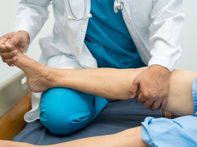 החלפת מפרק ירך: מדריך מקיף להבנת הניתוח, הסיכונים ותהליך ההחלמה