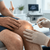 הזרקת חומצה היאלורונית לברך: איך זה עובד, למי זה מתאים ומתי כדאי לבצע?